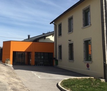 Bâtiment et entrée de l'école