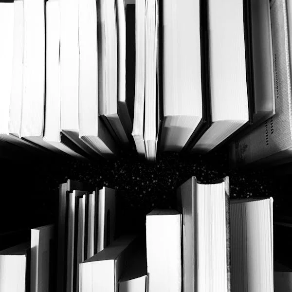 livres en noir et blanc