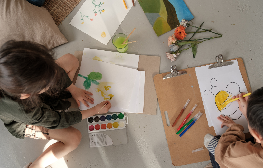 Enfants qui dessinent